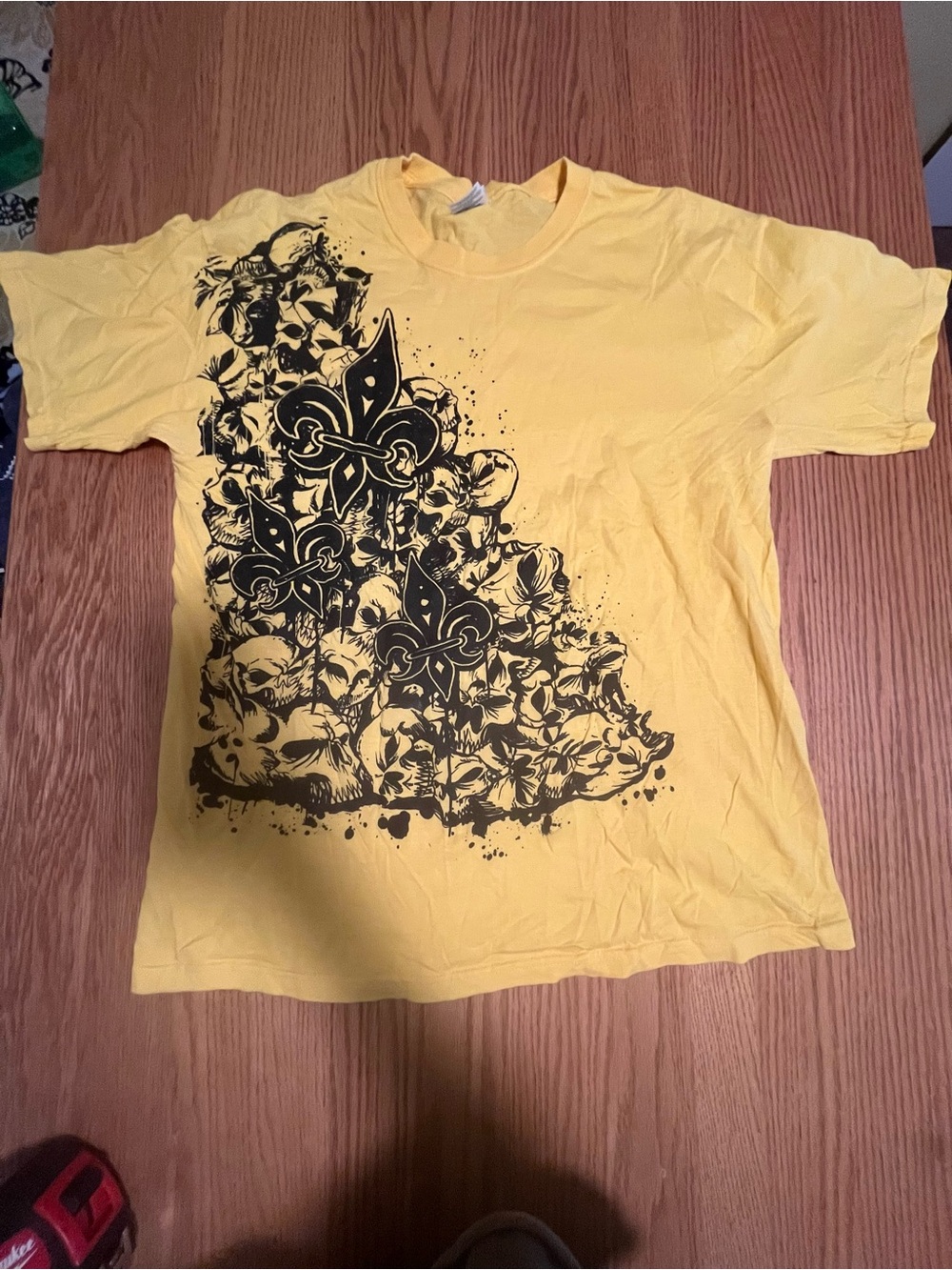 Vintage Y2K Grunge Skulls & FloweT-Shirt Size Men’s Large Yellow & Black Crosses